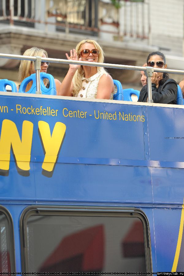 Бритни катается на двухэтажном автобусе по  Нью-Йорку44.jpg(Бритни Спирс, Britney Spears)