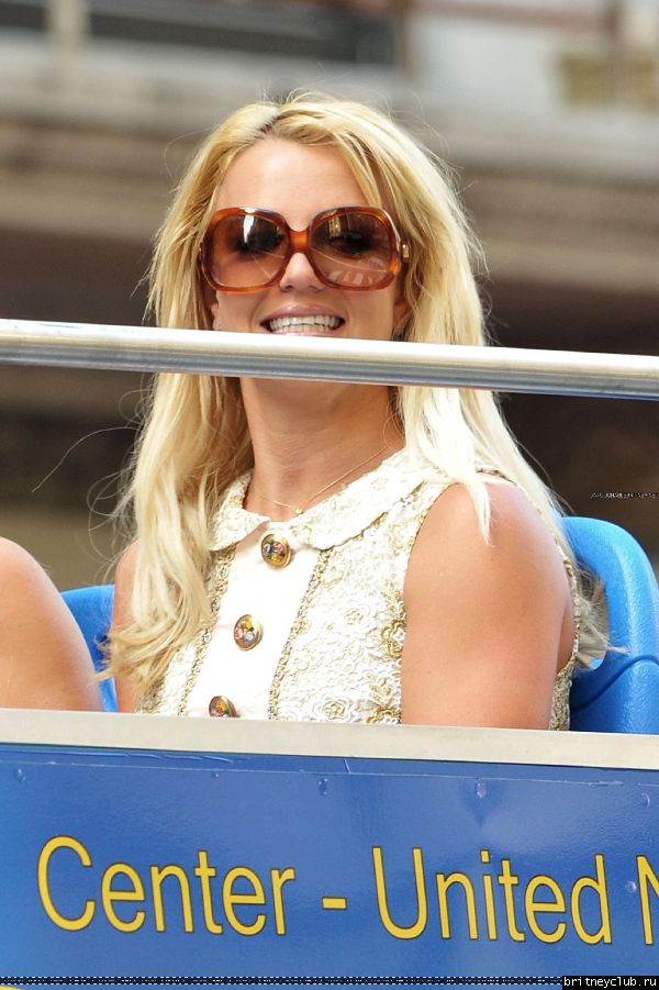 Бритни катается на двухэтажном автобусе по  Нью-Йорку47.jpg(Бритни Спирс, Britney Spears)