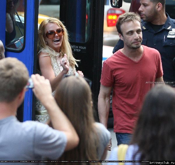 Бритни катается на двухэтажном автобусе по  Нью-Йорку64.jpg(Бритни Спирс, Britney Spears)