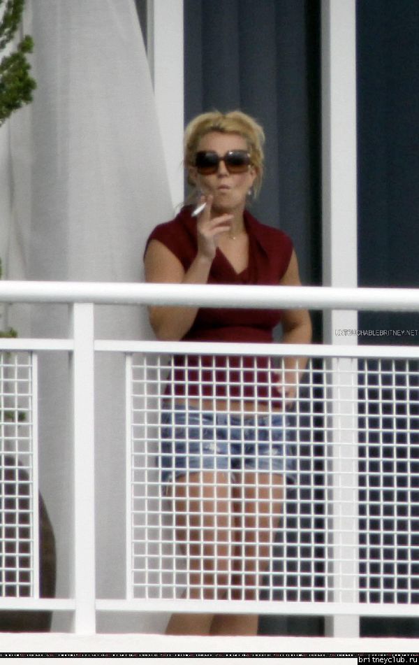 Бритни на балконе гостиничного номера в Майями01.jpg(Бритни Спирс, Britney Spears)