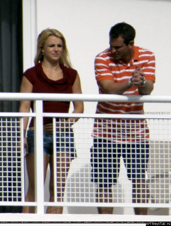 Бритни на балконе гостиничного номера в Майями10.jpg(Бритни Спирс, Britney Spears)