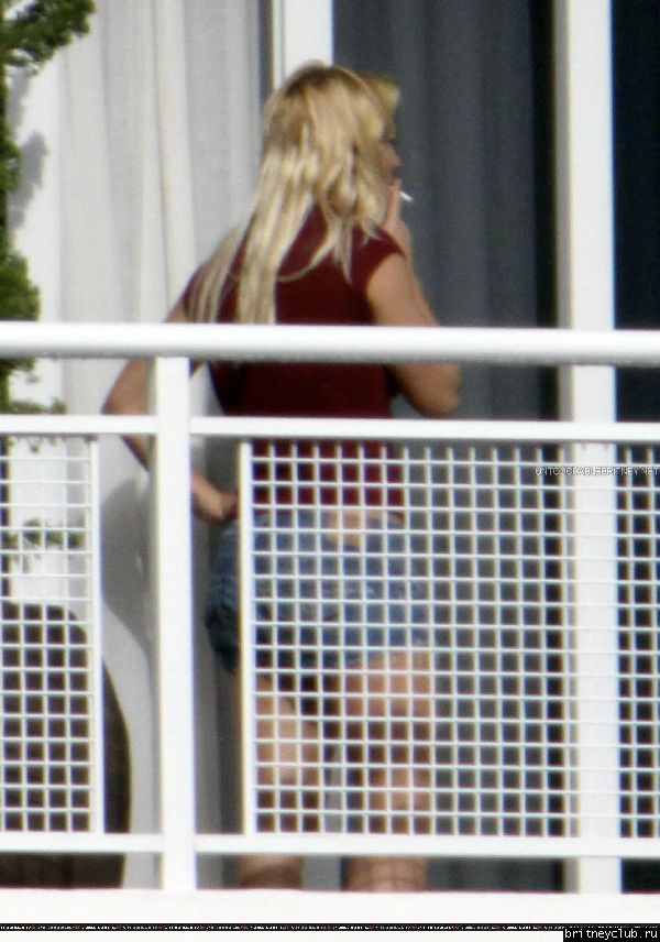 Бритни на балконе гостиничного номера в Майями11.jpg(Бритни Спирс, Britney Spears)
