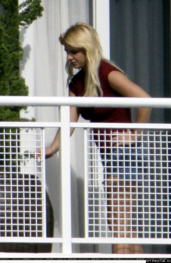 Бритни на балконе гостиничного номера в Майями12.jpg(Бритни Спирс, Britney Spears)