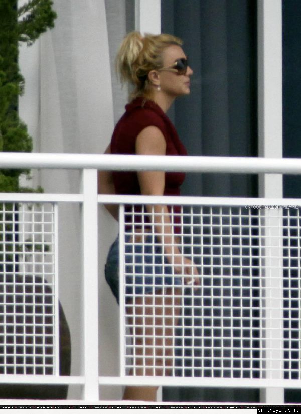 Бритни на балконе гостиничного номера в Майями13.jpg(Бритни Спирс, Britney Spears)