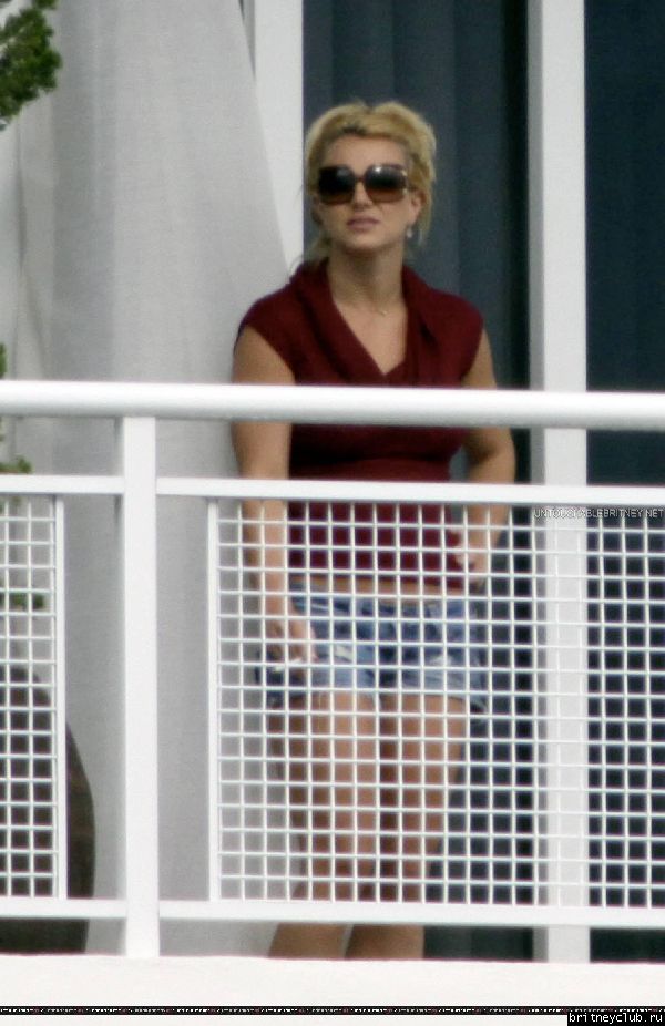 Бритни на балконе гостиничного номера в Майями14.jpg(Бритни Спирс, Britney Spears)