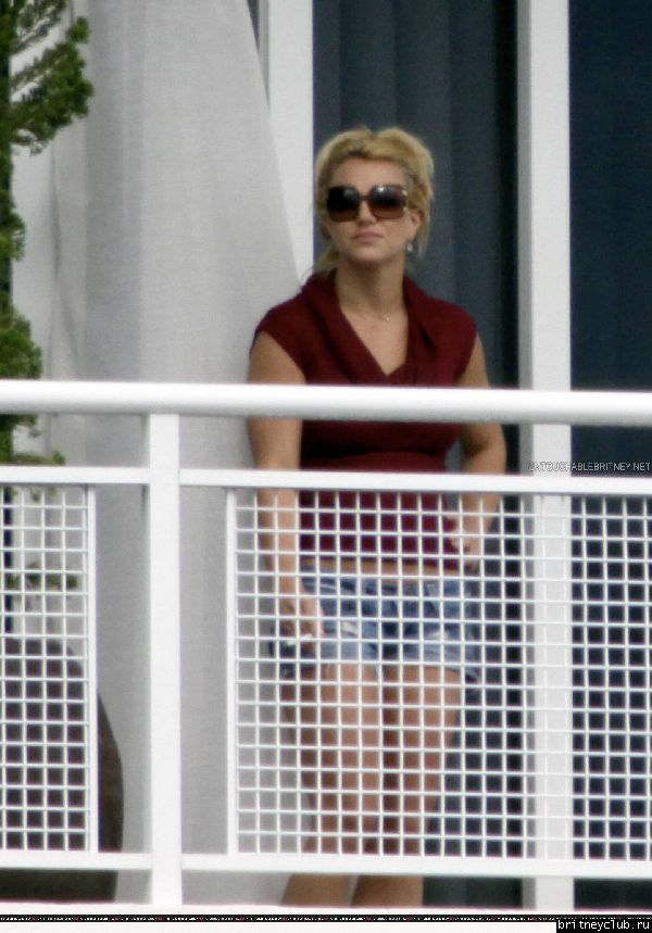 Бритни на балконе гостиничного номера в Майями15.jpg(Бритни Спирс, Britney Spears)