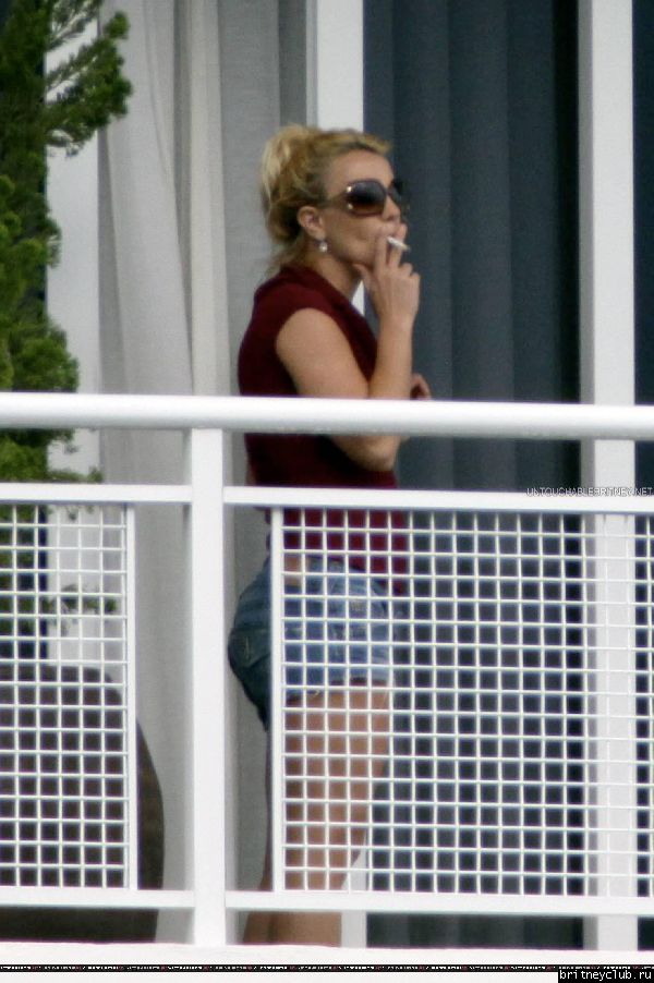 Бритни на балконе гостиничного номера в Майями16.jpg(Бритни Спирс, Britney Spears)