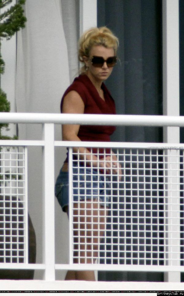 Бритни на балконе гостиничного номера в Майями17.jpg(Бритни Спирс, Britney Spears)