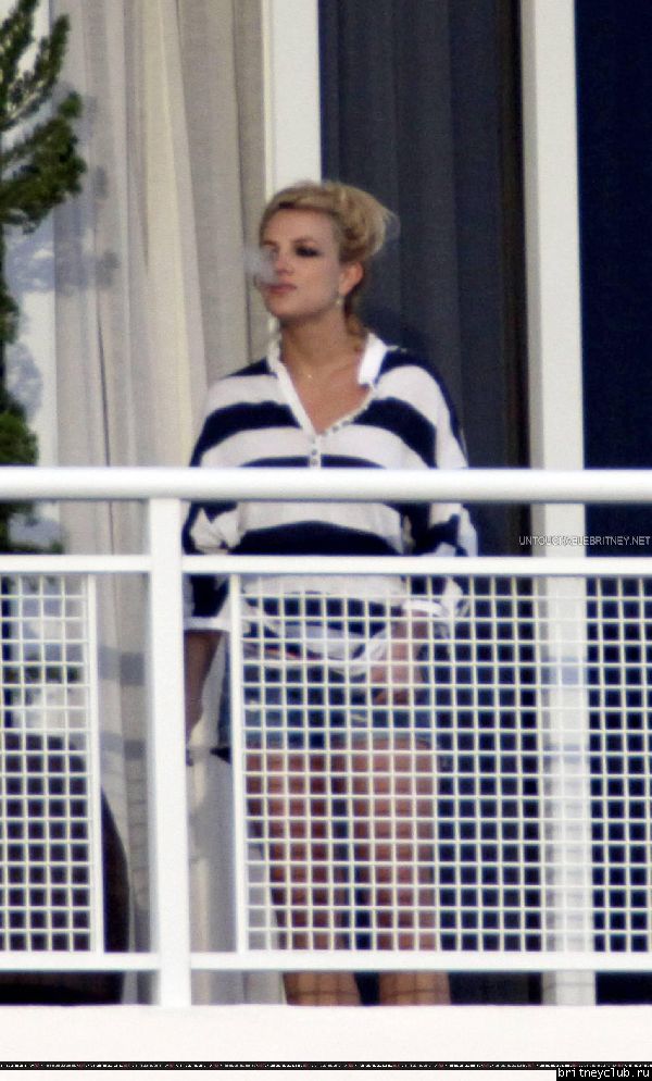 Бритни на балконе гостиничного номера в Майями18.jpg(Бритни Спирс, Britney Spears)