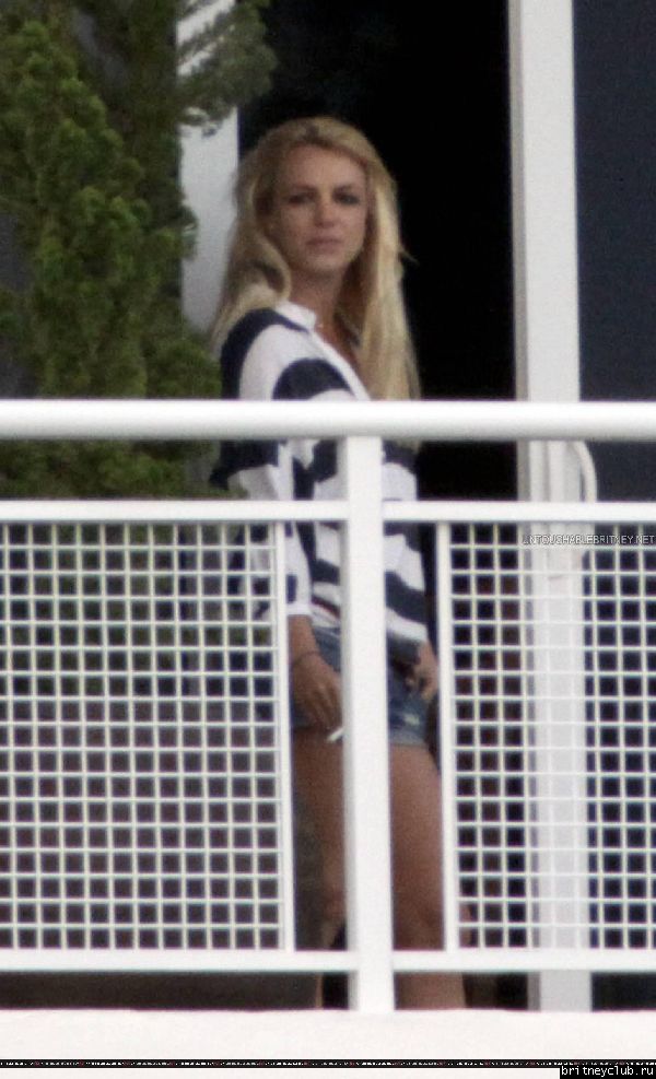 Бритни на балконе гостиничного номера в Майями19.jpg(Бритни Спирс, Britney Spears)
