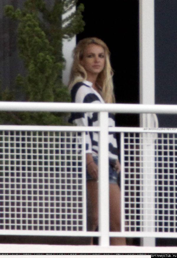 Бритни на балконе гостиничного номера в Майями20.jpg(Бритни Спирс, Britney Spears)