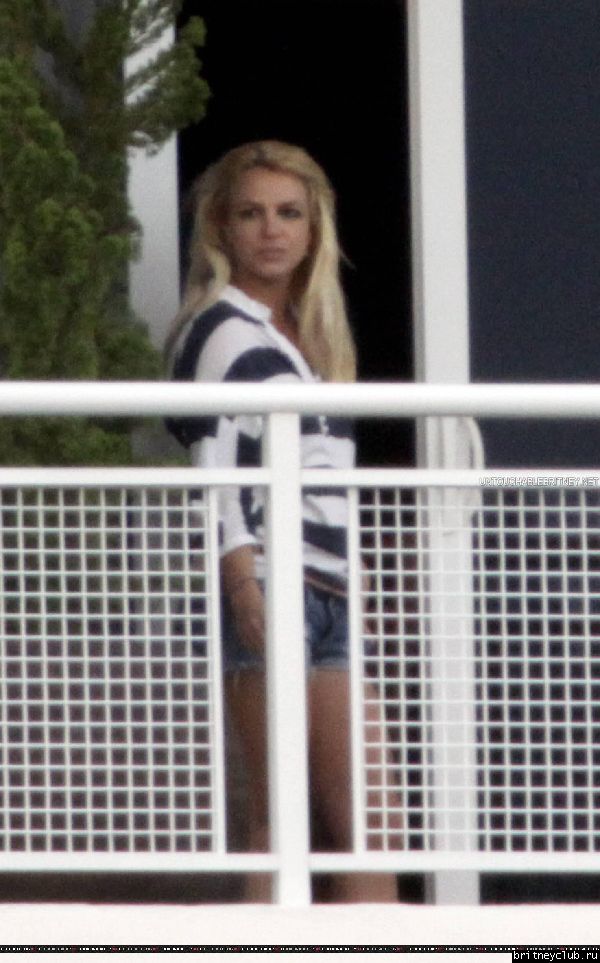 Бритни на балконе гостиничного номера в Майями21.jpg(Бритни Спирс, Britney Spears)