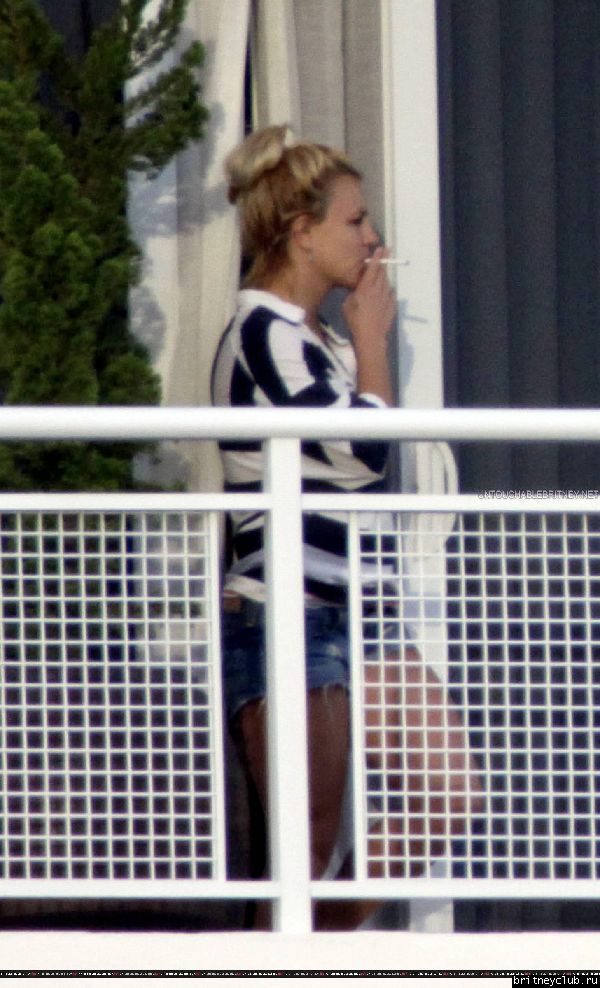 Бритни на балконе гостиничного номера в Майями22.jpg(Бритни Спирс, Britney Spears)