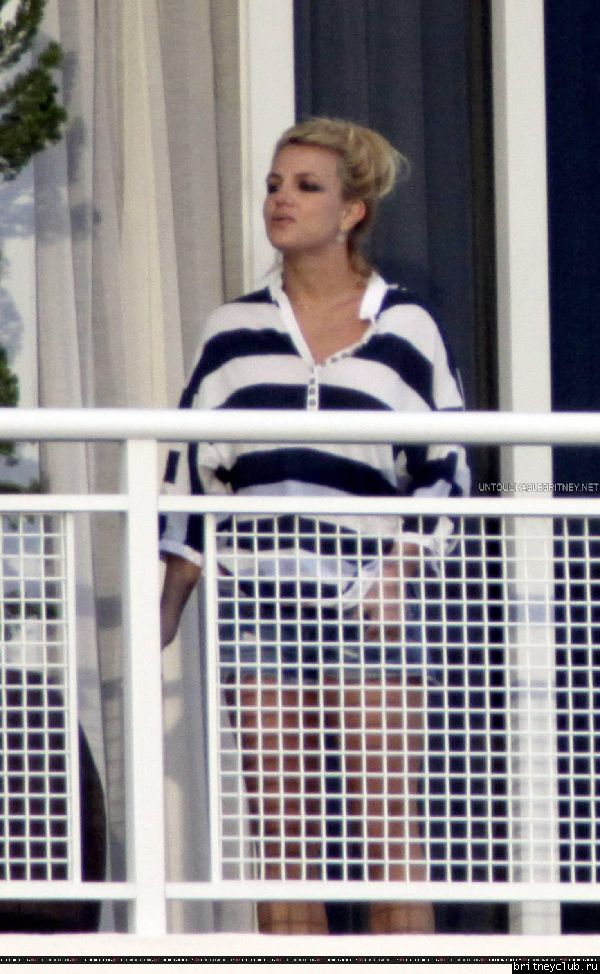 Бритни на балконе гостиничного номера в Майями23.jpg(Бритни Спирс, Britney Spears)