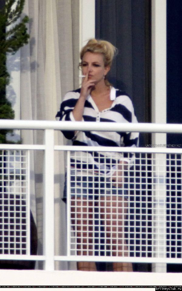 Бритни на балконе гостиничного номера в Майями24.jpg(Бритни Спирс, Britney Spears)