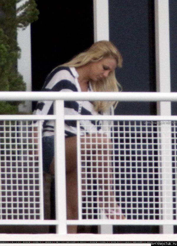 Бритни на балконе гостиничного номера в Майями33.jpg(Бритни Спирс, Britney Spears)