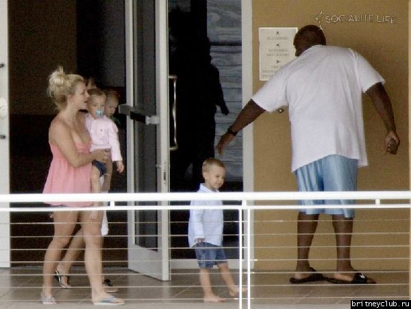 Бритни с детьми отдыхают у бассеина в отеле08.jpg(Бритни Спирс, Britney Spears)