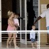 Бритни с детьми отдыхают у бассеина в отеле