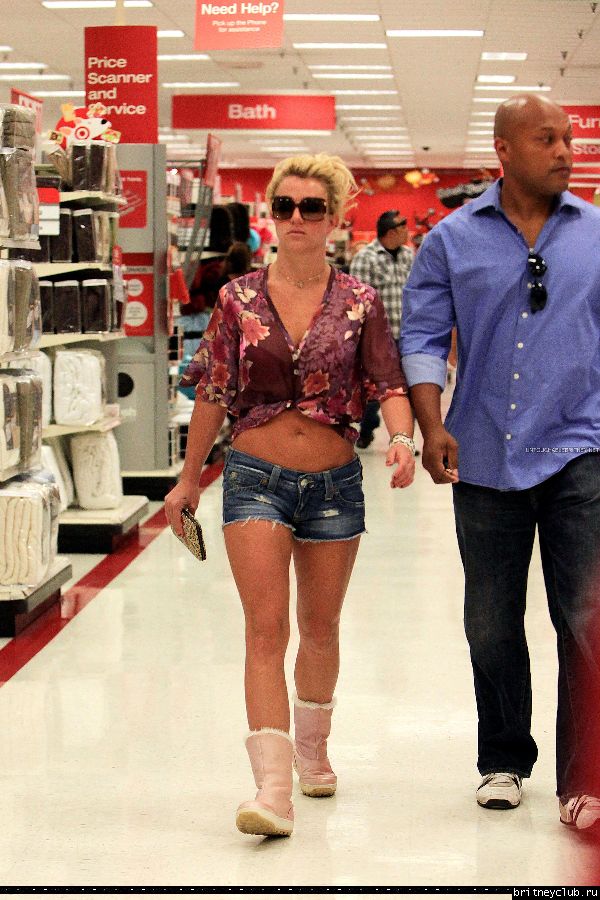 Бритни на шоппинге в Target065.jpg(Бритни Спирс, Britney Spears)