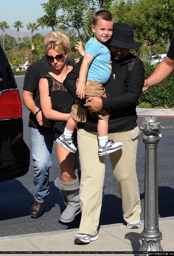 Бритни с детьми направляется в кинотеатр06.jpg(Бритни Спирс, Britney Spears)