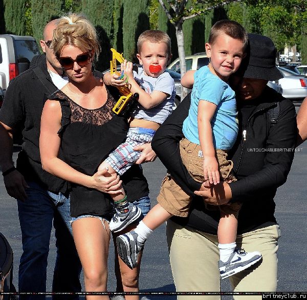 Бритни с детьми направляется в кинотеатр16.jpg(Бритни Спирс, Britney Spears)