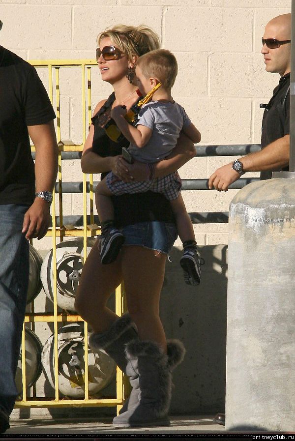 Бритни с детьми направляется в кинотеатр30.jpg(Бритни Спирс, Britney Spears)