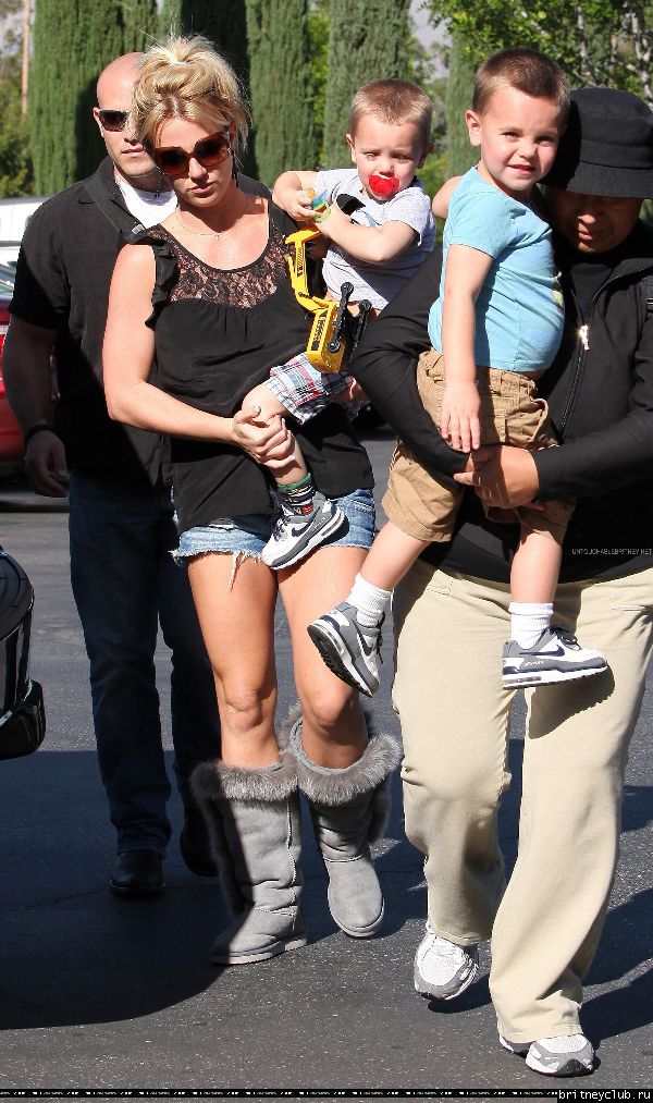 Бритни с детьми направляется в кинотеатр41.jpg(Бритни Спирс, Britney Spears)