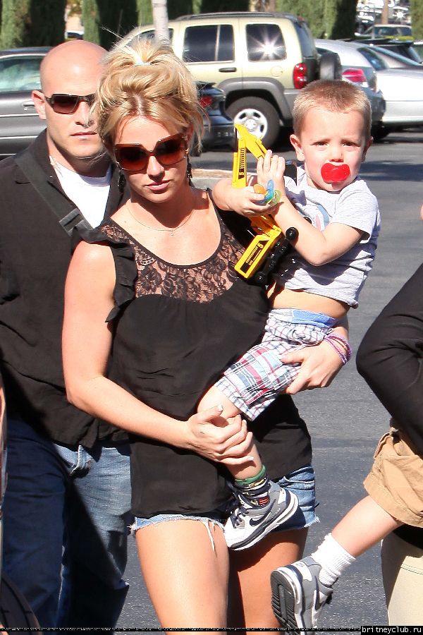 Бритни с детьми направляется в кинотеатр47.jpg(Бритни Спирс, Britney Spears)