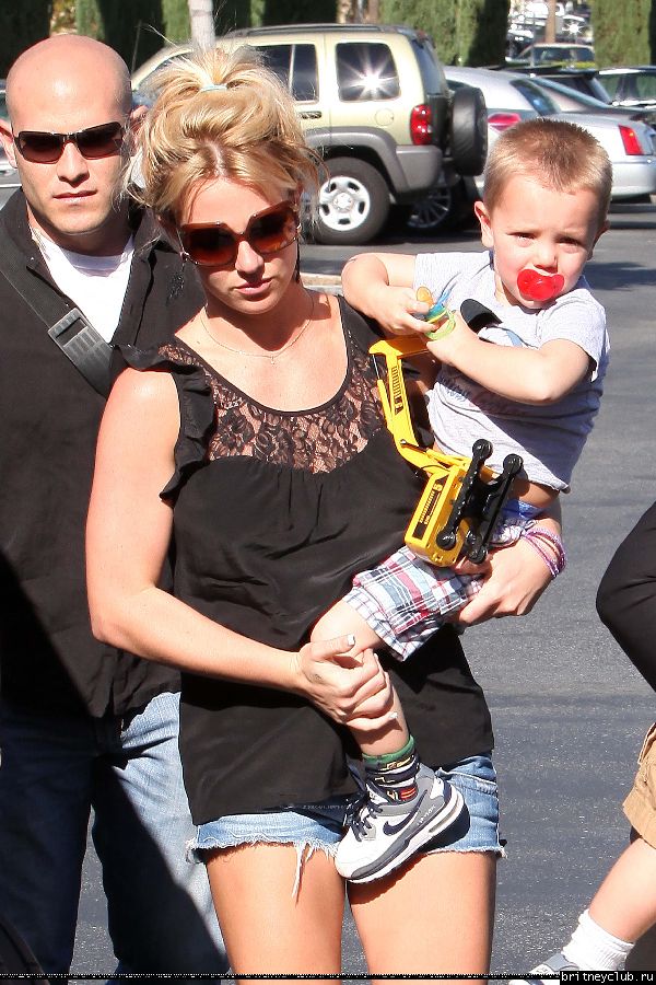 Бритни с детьми направляется в кинотеатр48.jpg(Бритни Спирс, Britney Spears)