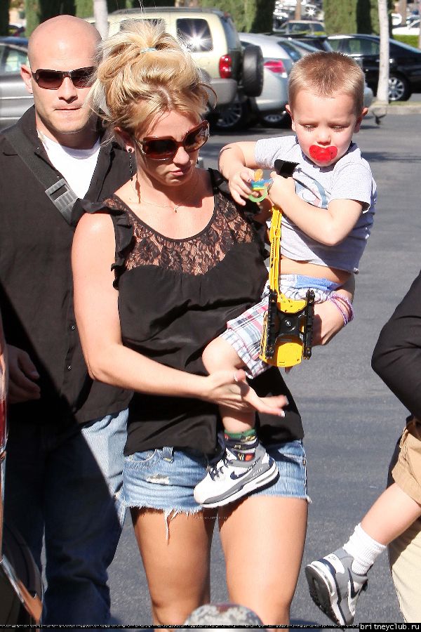 Бритни с детьми направляется в кинотеатр49.jpg(Бритни Спирс, Britney Spears)