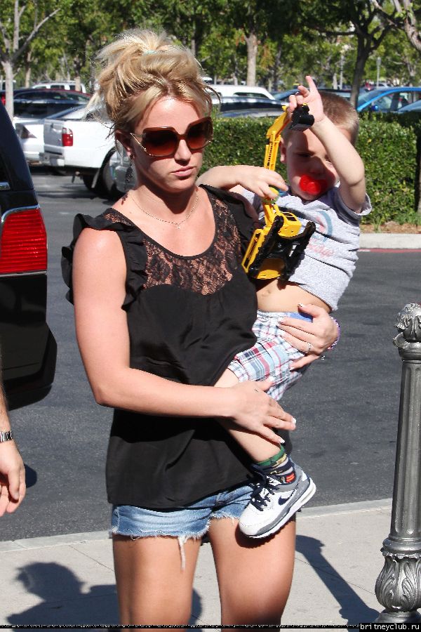 Бритни с детьми направляется в кинотеатр50.jpg(Бритни Спирс, Britney Spears)
