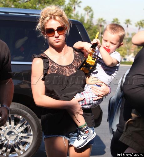 Бритни с детьми направляется в кинотеатр52.jpg(Бритни Спирс, Britney Spears)