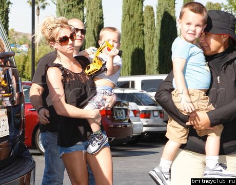 Бритни с детьми направляется в кинотеатр75.jpg(Бритни Спирс, Britney Spears)