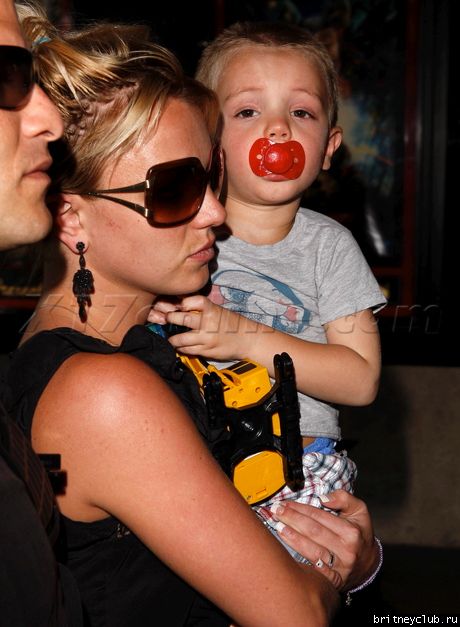 Бритни с детьми направляется в кинотеатр82.jpg(Бритни Спирс, Britney Spears)