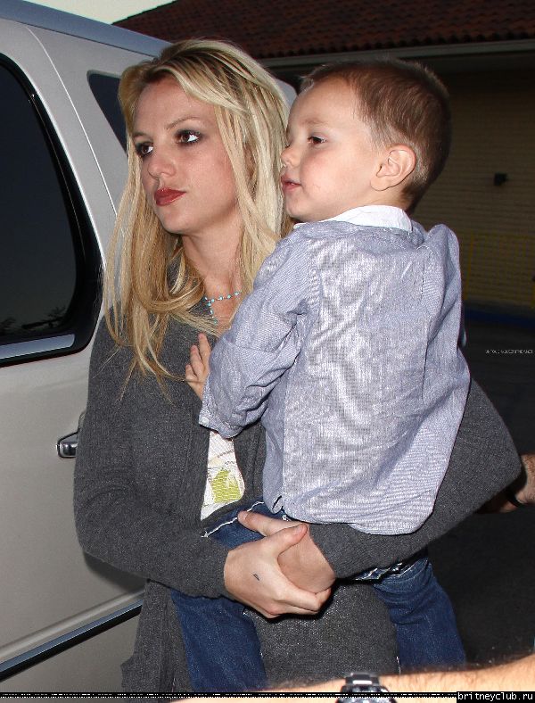 Бритни с детьми в Калабасасе09.jpg(Бритни Спирс, Britney Spears)