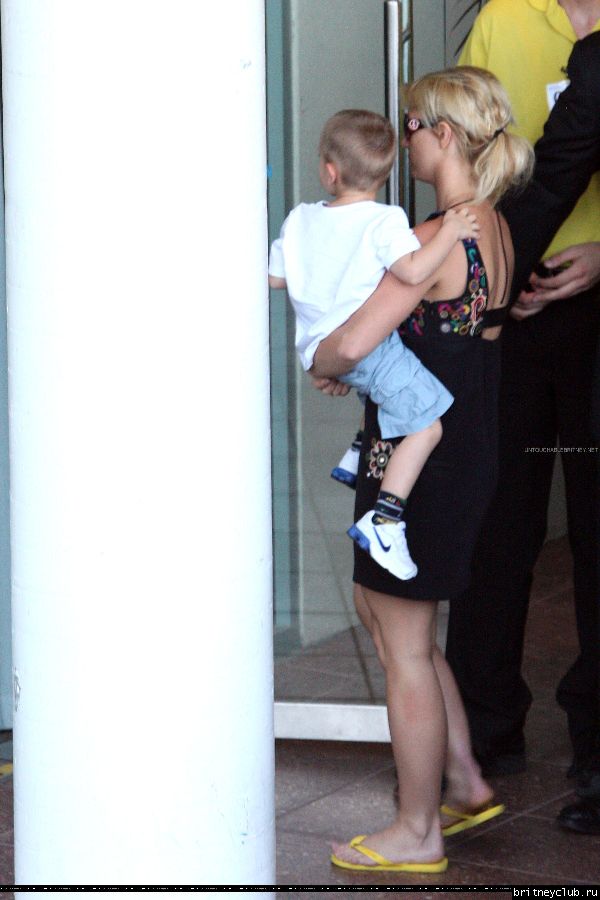 Бритни уезжает из отеля в Мельбруне01.jpg(Бритни Спирс, Britney Spears)