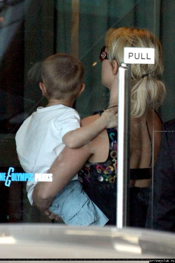 Бритни уезжает из отеля в Мельбруне03.jpg(Бритни Спирс, Britney Spears)