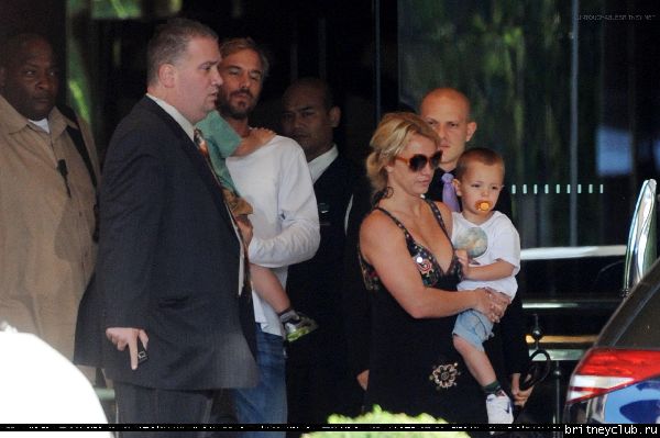 Бритни уезжает из отеля в Мельбруне11.jpg(Бритни Спирс, Britney Spears)