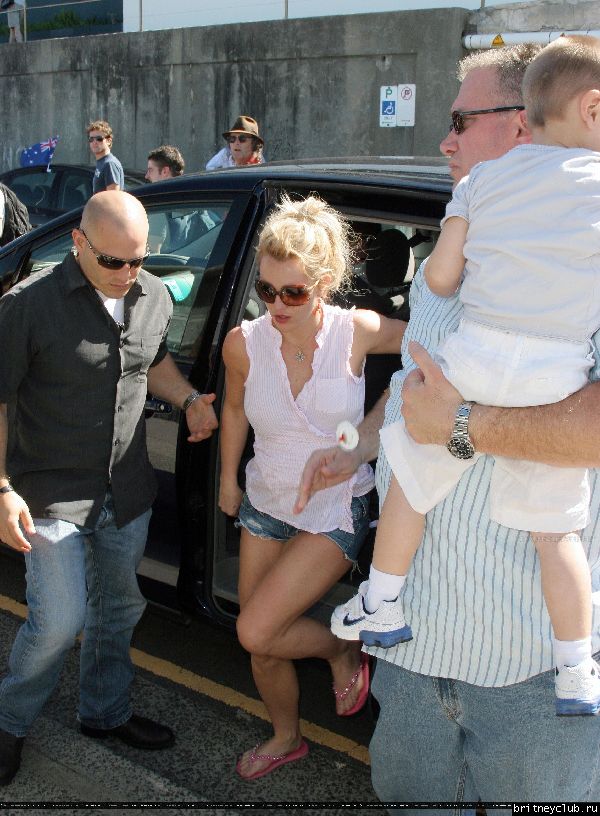 Бритни уезжает из ресторана Icebergs в Сиднее05.jpg(Бритни Спирс, Britney Spears)