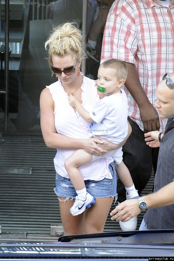 Бритни уезжает из ресторана Icebergs в Сиднее26.jpg(Бритни Спирс, Britney Spears)