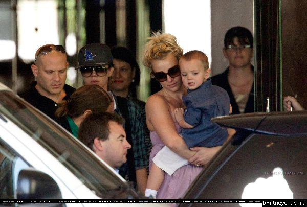 Бритни с детьми покидает отель в Мельбруне03.jpg(Бритни Спирс, Britney Spears)