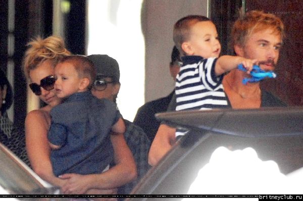 Бритни с детьми покидает отель в Мельбруне06.jpg(Бритни Спирс, Britney Spears)