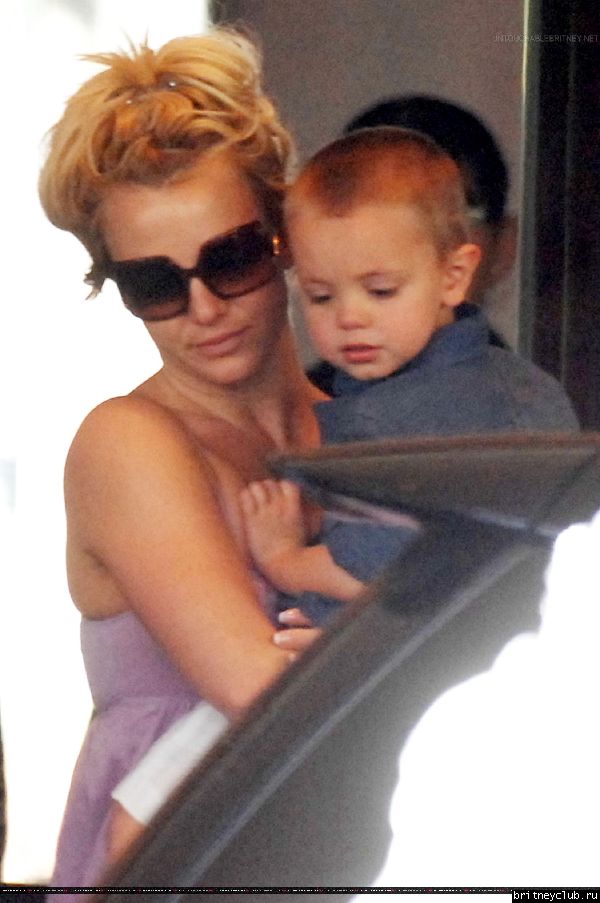 Бритни с детьми покидает отель в Мельбруне07.jpg(Бритни Спирс, Britney Spears)