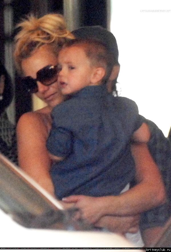 Бритни с детьми покидает отель в Мельбруне08.jpg(Бритни Спирс, Britney Spears)