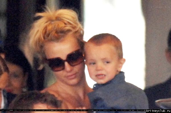 Бритни с детьми покидает отель в Мельбруне09.jpg(Бритни Спирс, Britney Spears)