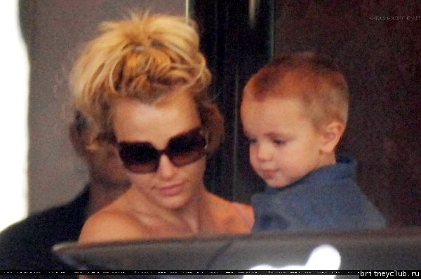 Бритни с детьми покидает отель в Мельбруне10.jpg(Бритни Спирс, Britney Spears)