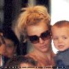 Бритни с детьми покидает отель в Мельбруне