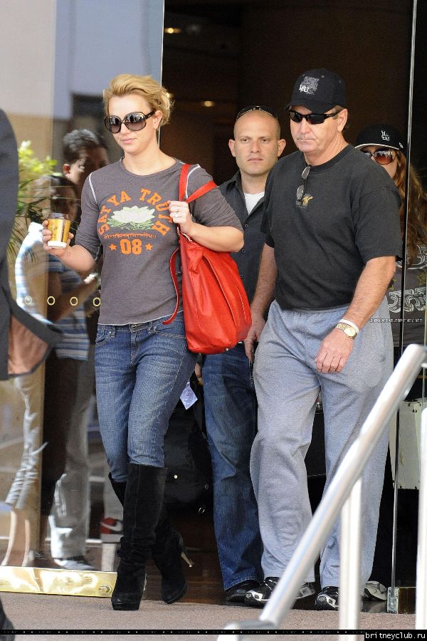 Бритни покидает отель в Аделаиде, Австралия03.jpg(Бритни Спирс, Britney Spears)