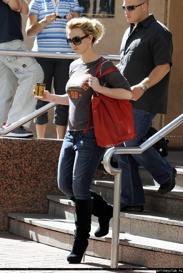 Бритни покидает отель в Аделаиде, Австралия06.jpg(Бритни Спирс, Britney Spears)