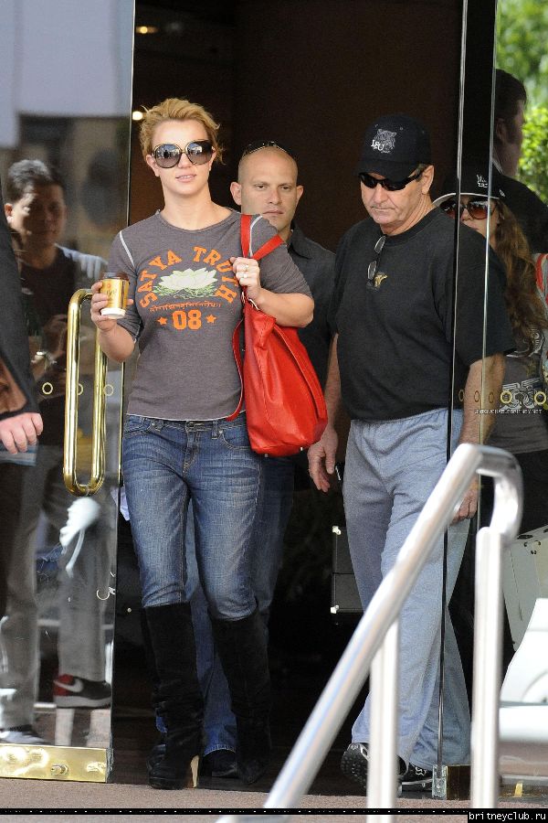 Бритни покидает отель в Аделаиде, Австралия17.jpg(Бритни Спирс, Britney Spears)